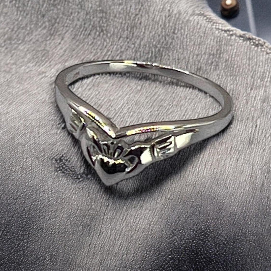 Wishbone Claddagh ring